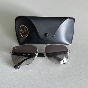 Women’s Ray Ban Sunglasses. No scratches. Excellent condition. With case.